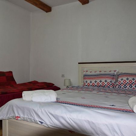 Conacul Cosaului Hotell Feresti Exteriör bild
