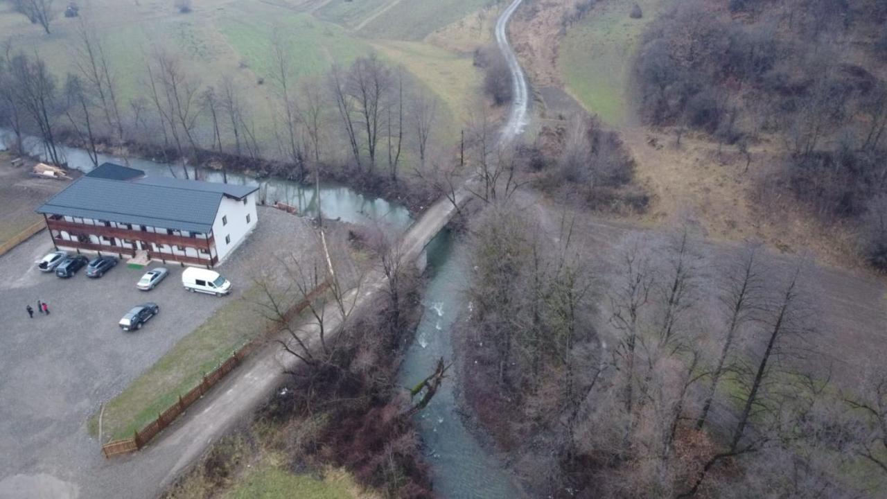 Conacul Cosaului Hotell Feresti Exteriör bild