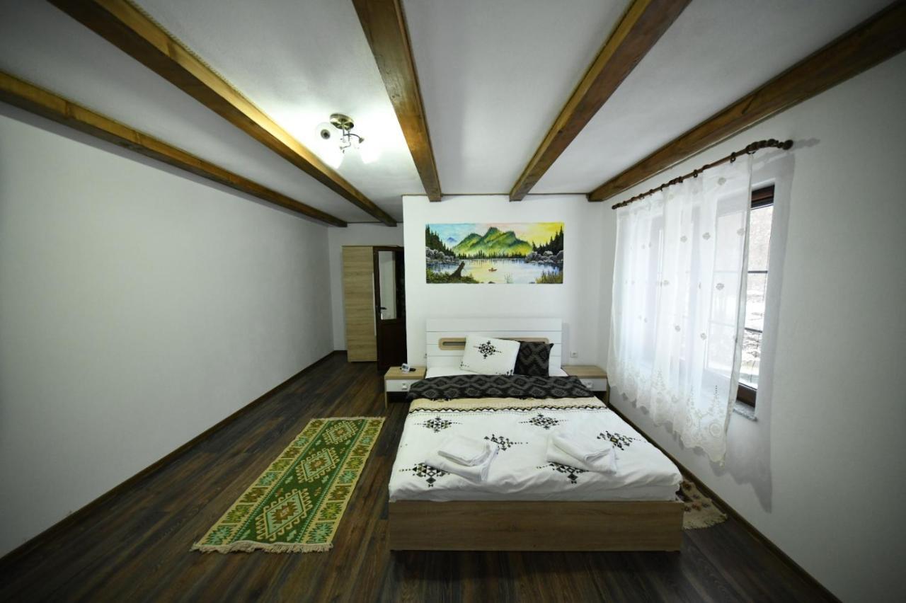 Conacul Cosaului Hotell Feresti Exteriör bild