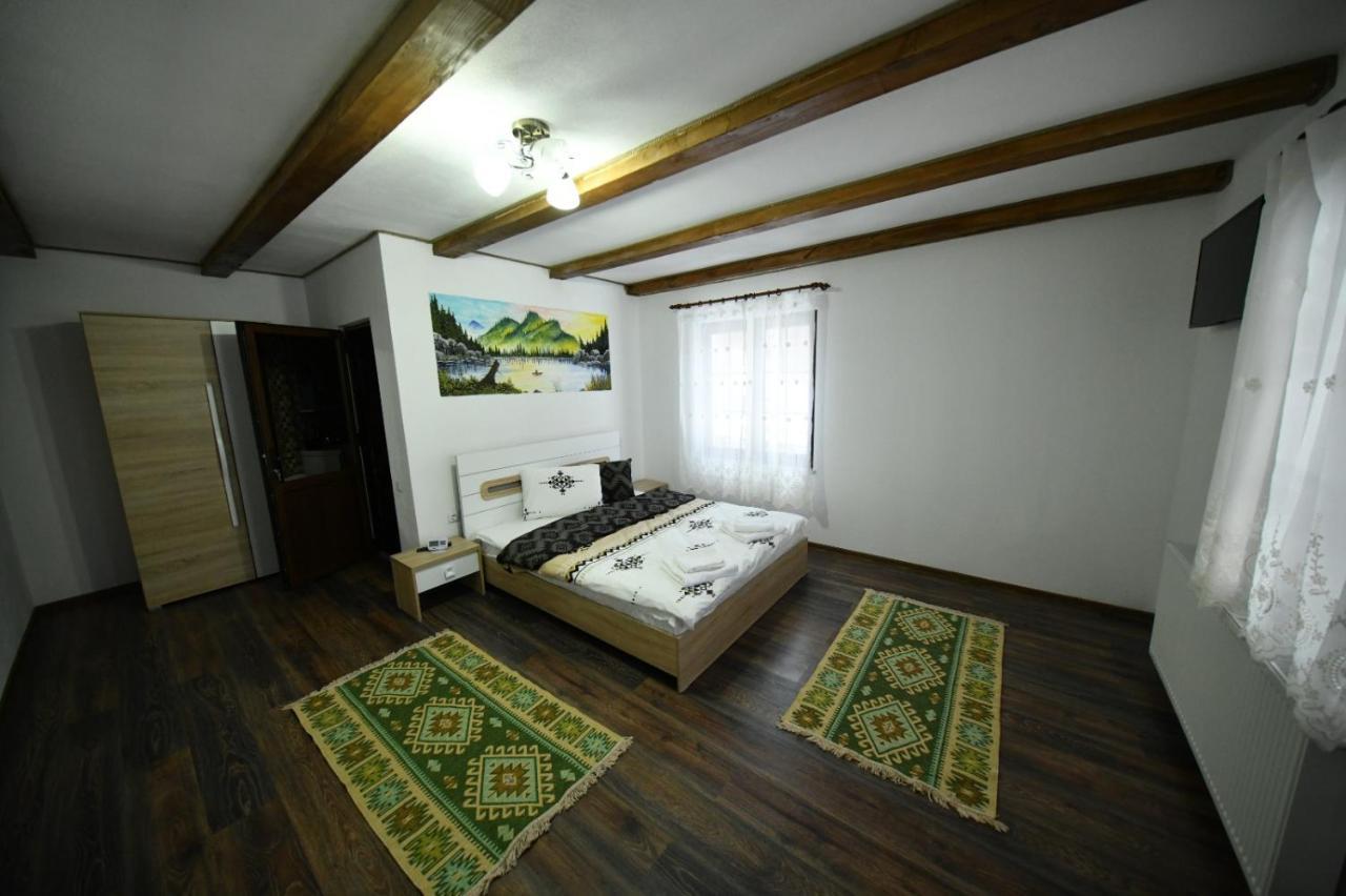Conacul Cosaului Hotell Feresti Exteriör bild