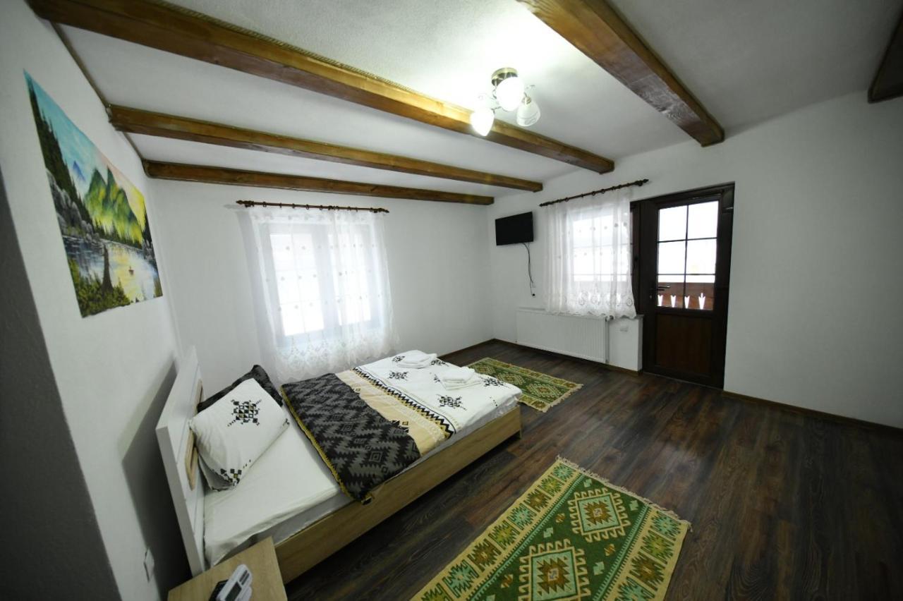 Conacul Cosaului Hotell Feresti Exteriör bild