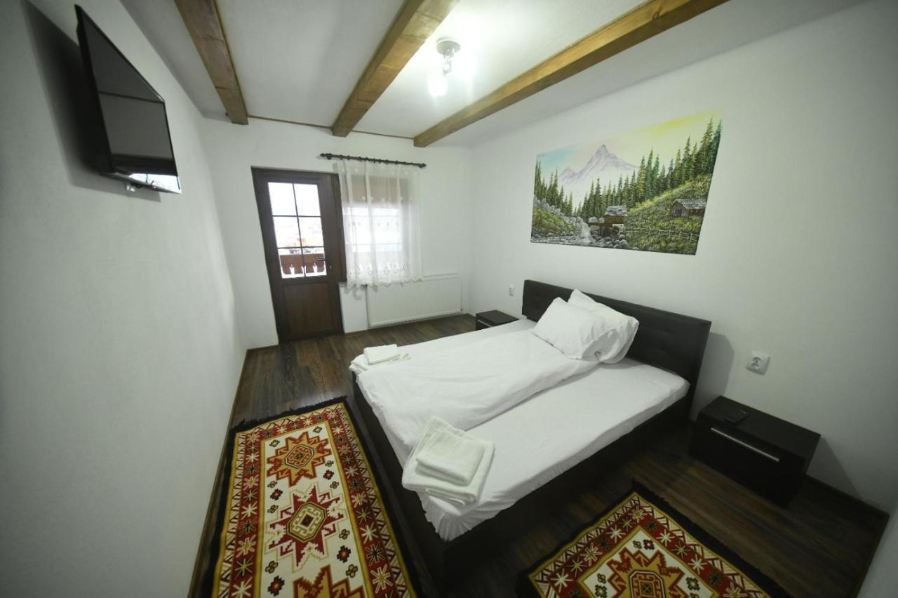 Conacul Cosaului Hotell Feresti Exteriör bild