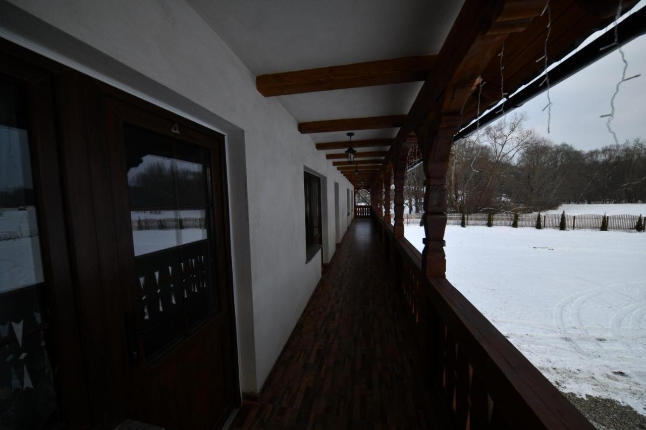 Conacul Cosaului Hotell Feresti Exteriör bild