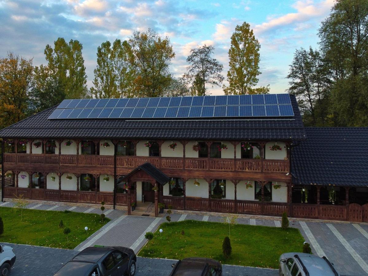 Conacul Cosaului Hotell Feresti Exteriör bild