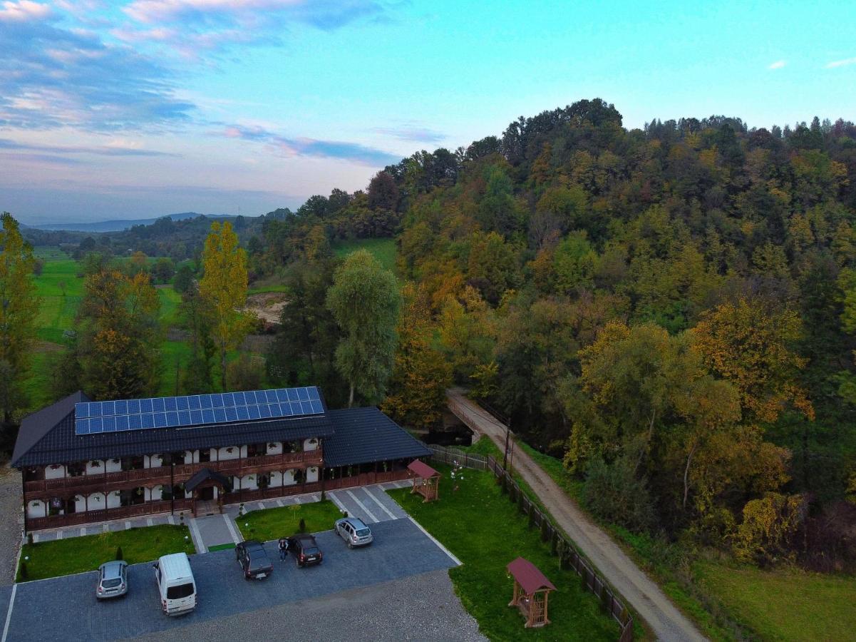 Conacul Cosaului Hotell Feresti Exteriör bild