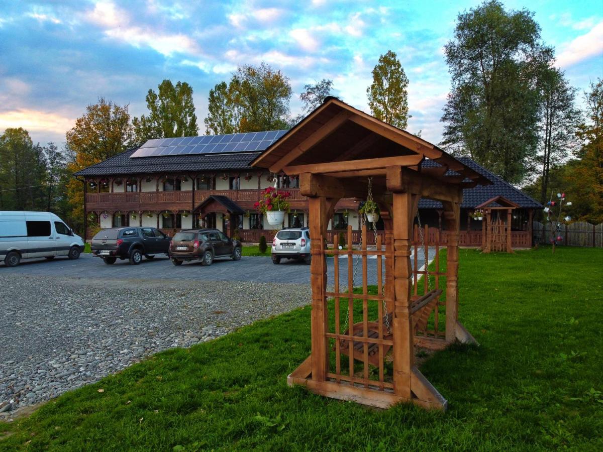 Conacul Cosaului Hotell Feresti Exteriör bild