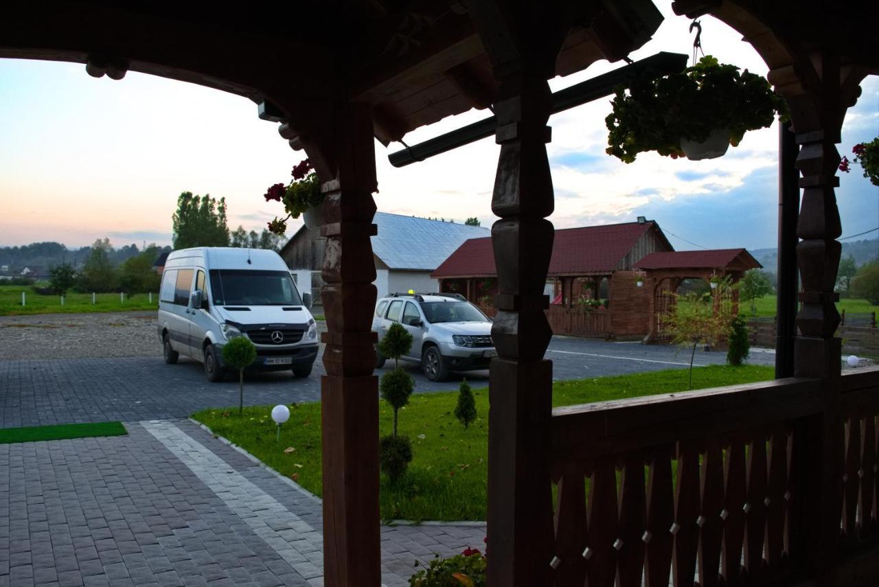 Conacul Cosaului Hotell Feresti Exteriör bild