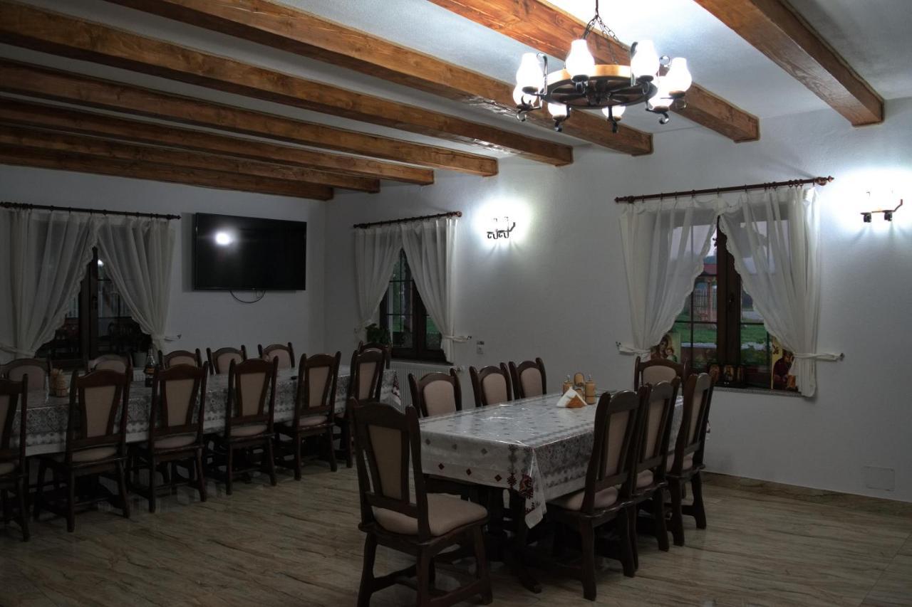 Conacul Cosaului Hotell Feresti Exteriör bild