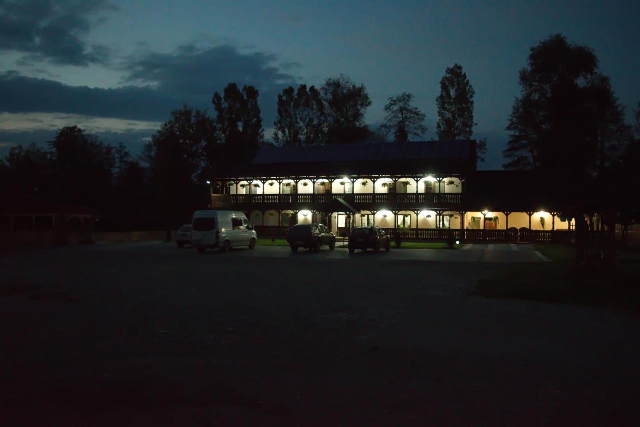 Conacul Cosaului Hotell Feresti Exteriör bild