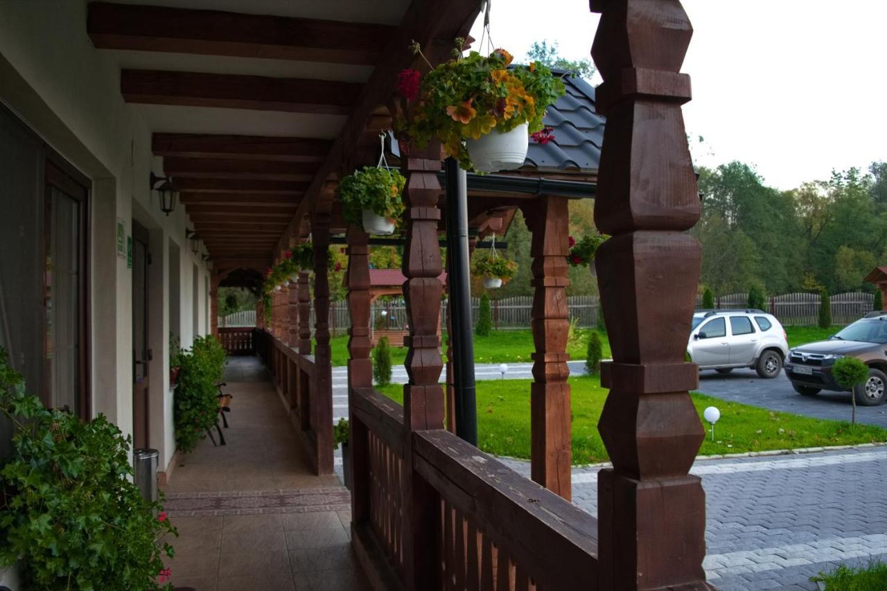 Conacul Cosaului Hotell Feresti Exteriör bild