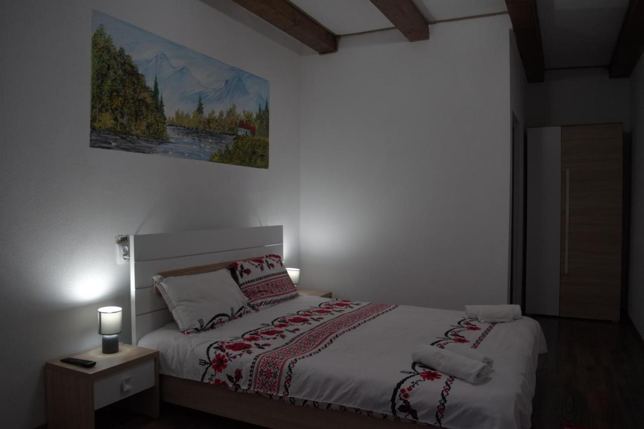 Conacul Cosaului Hotell Feresti Exteriör bild