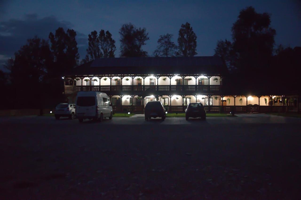Conacul Cosaului Hotell Feresti Exteriör bild