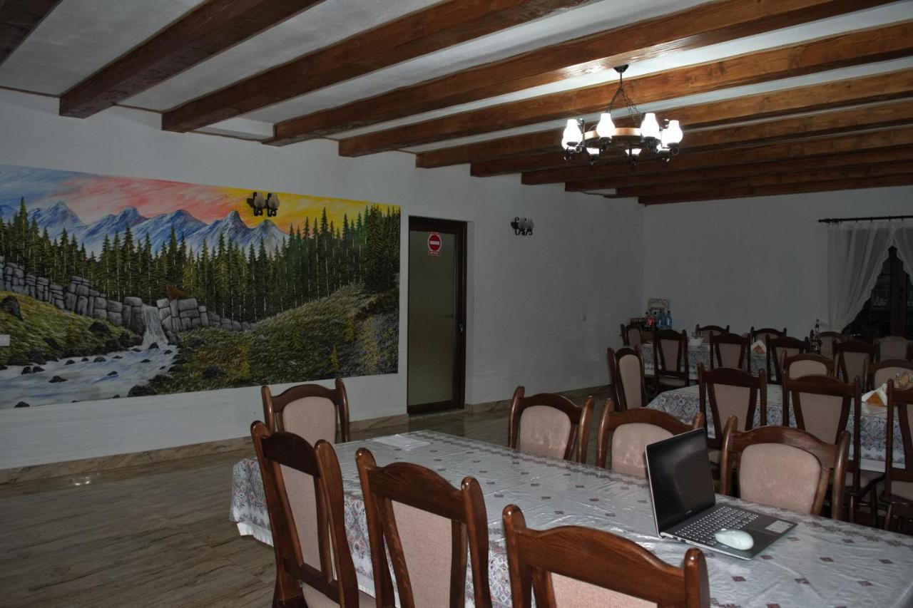 Conacul Cosaului Hotell Feresti Exteriör bild