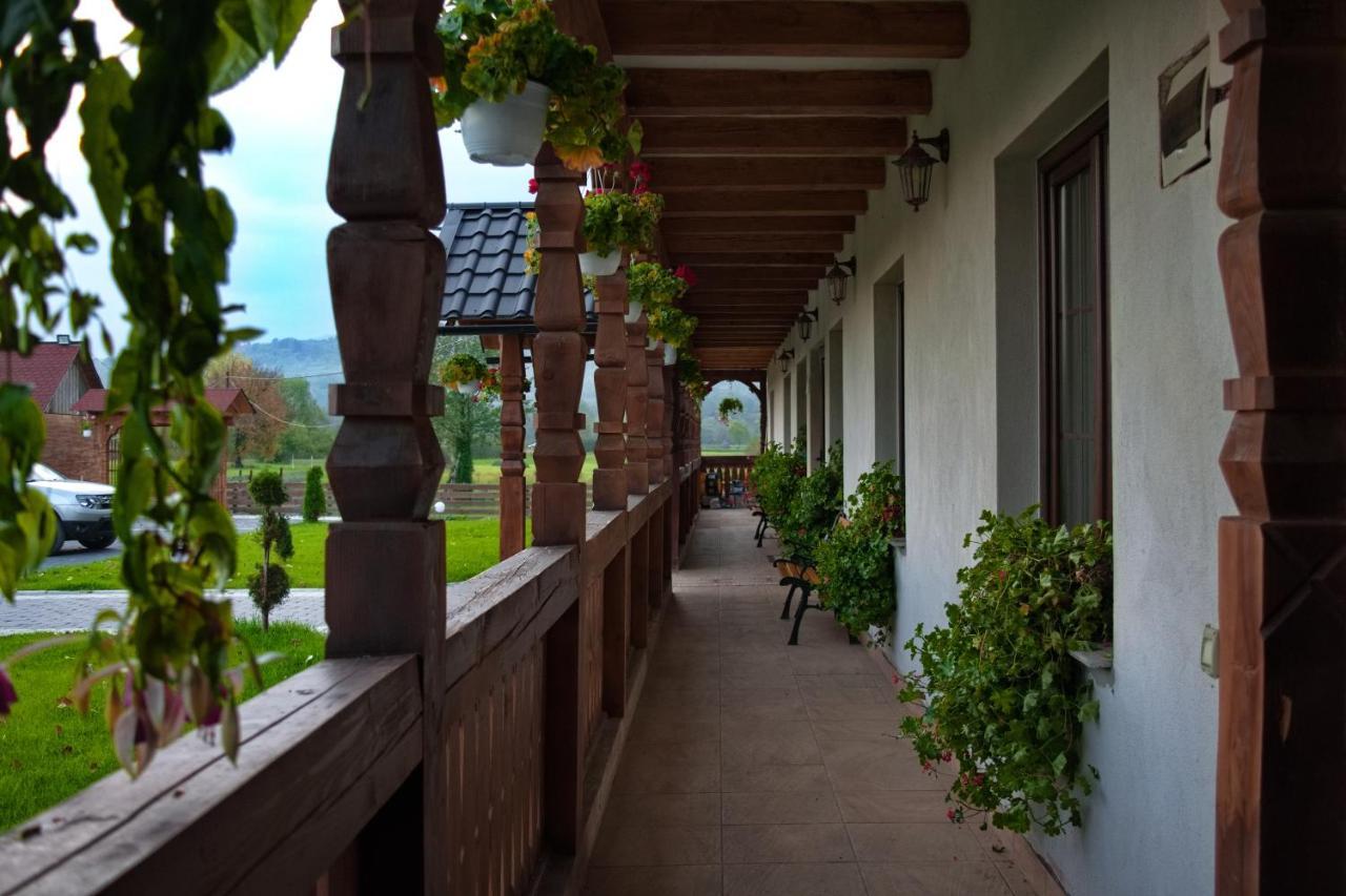 Conacul Cosaului Hotell Feresti Exteriör bild