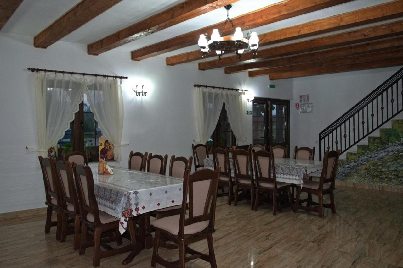 Conacul Cosaului Hotell Feresti Exteriör bild
